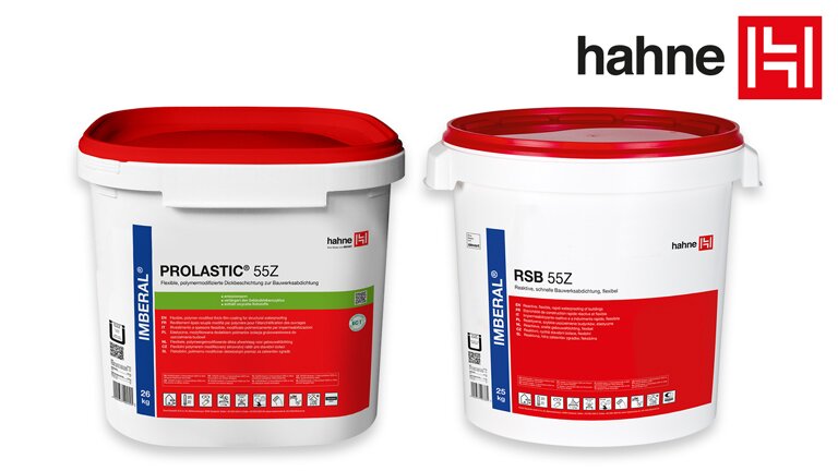 Zwei weiße Eimer der Marke hahne mit roten Deckeln: links PROLASTIC 55Z für Bauwerksabdichtung, rechts RSB 55Z für Bauwerksabdichtung und Sockel, jeweils mit 25 kg Inhalt.